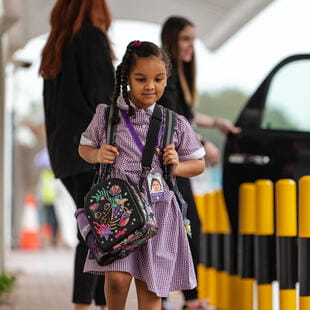 الحياة الطلابية | المدرسة البريطانية بالكويت - Feature Cards Pattern