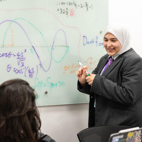 مرحلة النموذج السادس في المدرسة البريطانية بالكويت | الأعمار 16 - 18 - Small Text And Image 3