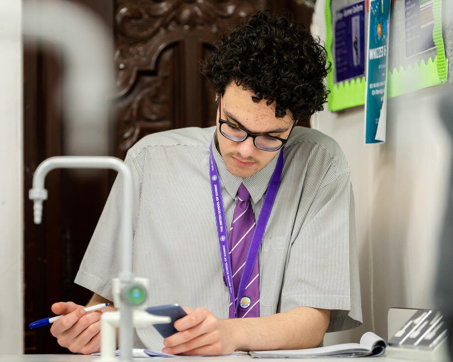 مرحلة النموذج السادس في المدرسة البريطانية بالكويت | الأعمار 16 - 18 - Image-50-50