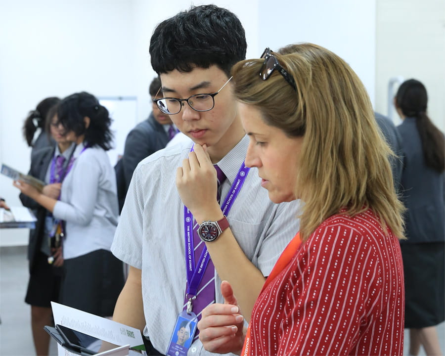 مرحلة النموذج السادس في المدرسة البريطانية بالكويت | الأعمار 16 - 18 - Image-50-50 1